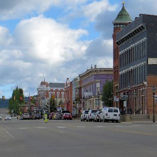 A quiet morning in Leadville. Note the thermometer on the back building.