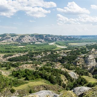 The little Missouri wandering through Theodore Roosevelt National Park, North Dakota : Touring