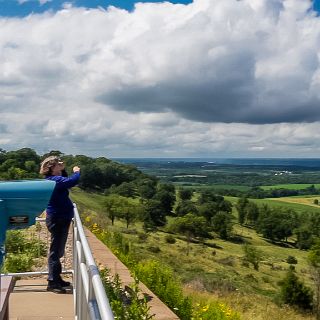 Near Guttenburg, Iowa. Overlooking the Miss valley with Wisconsin on the other side of the river : Touring