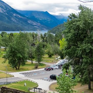 Waterton Lake National park and the town of Wateron Park. : Touring