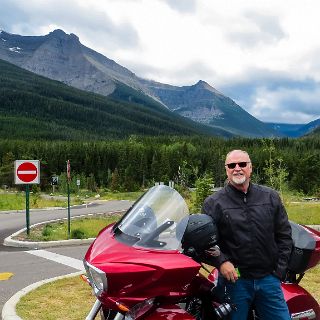 Waterton Lake National park and the town of Wateron Park. : Touring