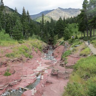 Waterton Lake National park and the town of Wateron Park. : Touring