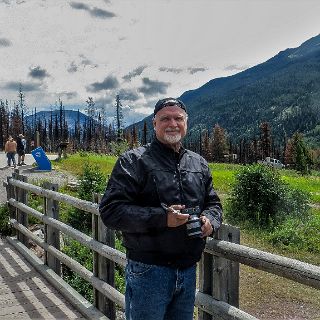 Waterton Lake National park and the town of Wateron Park. : Touring