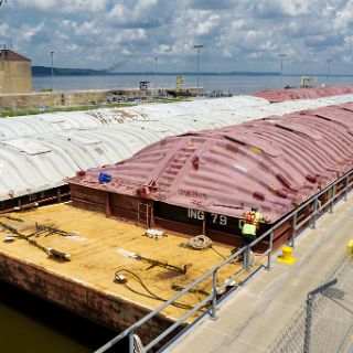 Davenport, Iowa. Lock and Dam 13 : Touring