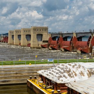 Davenport, Iowa. Lock and Dam 13 : Touring