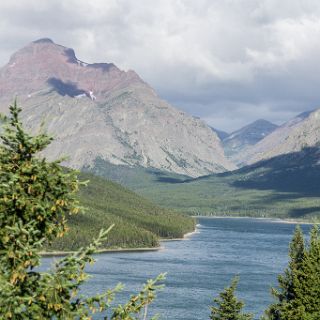 Two Medicine lake : Touring