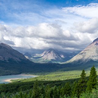 Two Medicine lake : Touring