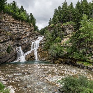 Waterton Lake National park and the town of Wateron Park. : Touring