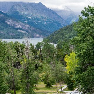 Waterton Lake National park and the town of Wateron Park. : Touring