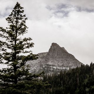 Waterton Lake National park and the town of Wateron Park. : Touring