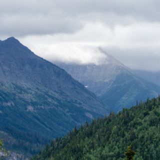 Waterton Lake National park and the town of Wateron Park. : Touring