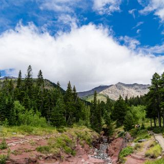 Waterton Lake National park and the town of Wateron Park. : Touring