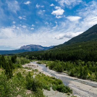 Waterton Lake National park and the town of Wateron Park. : Touring