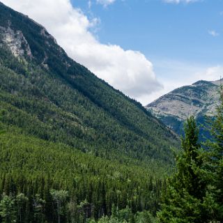 Waterton Lake National park and the town of Wateron Park. : Touring